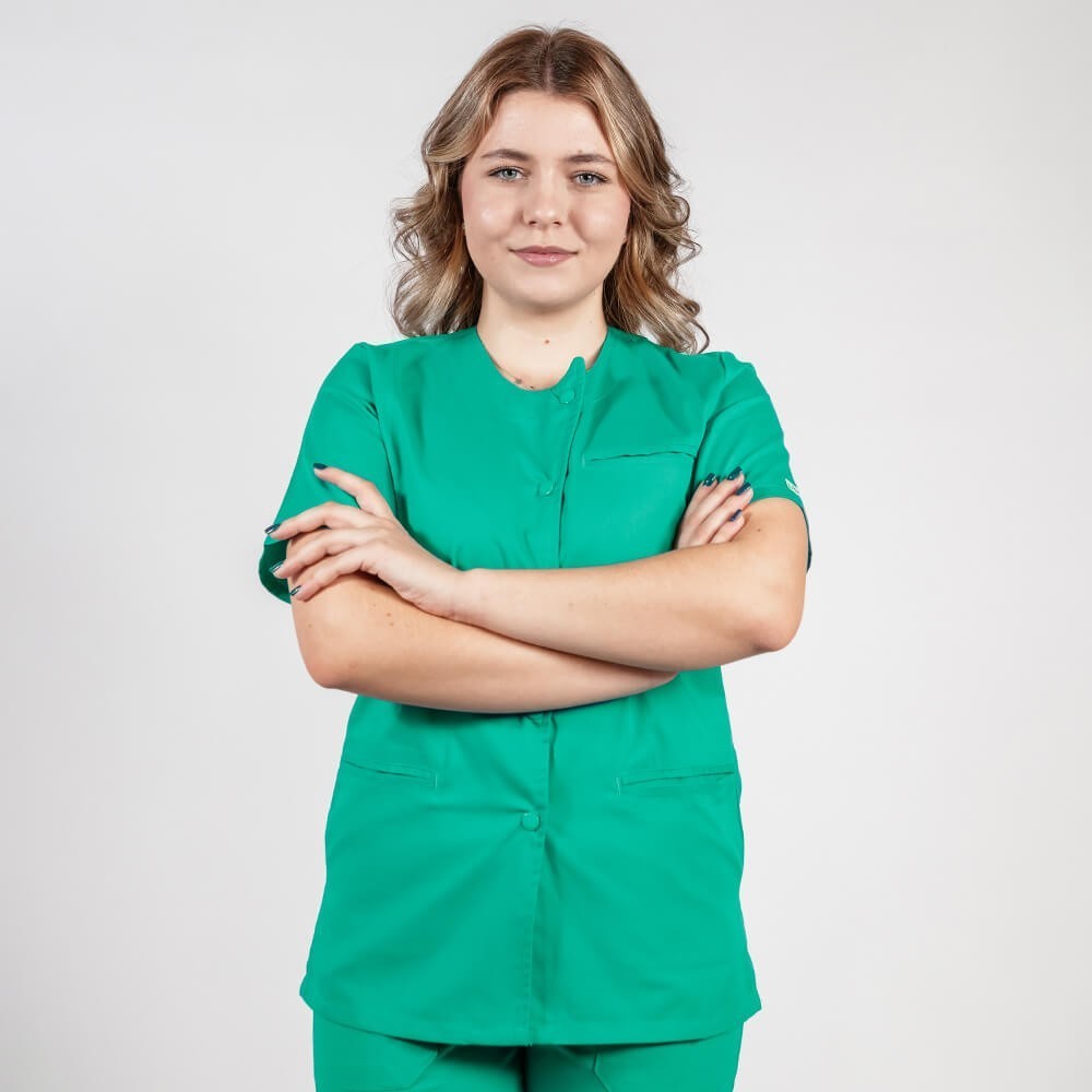 Costum Lotus 2, bluza asimetrica cu capse, pantaloni cu elastic in talie si manseta, verde chirurgical