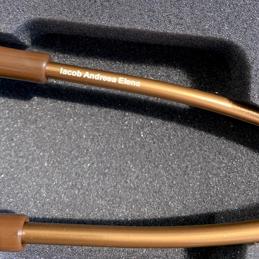 Gravare pe arce pentru stetoscoapele 3M™ Littmann® Gravare pe arce pentru stetoscoapele 3M™ Littmann®